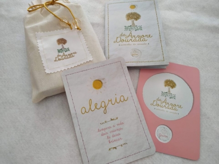 Giramor Danas Circulares  O Oráculo da Árvore Dourada foi concebido a partir de um momento de profunda conexão com minha espiritualidade, sintonizando as mensagens e textos e a orientação para...