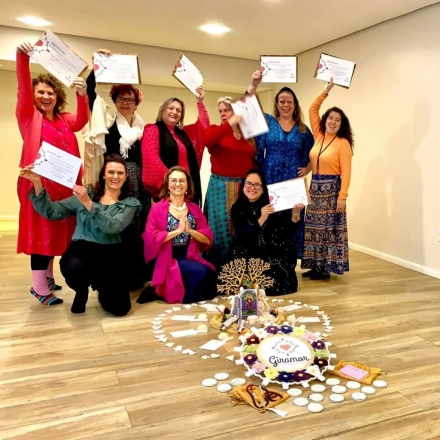 Giramor Danças Circulares Com muita alegria e satisfação formamos nossa primeira turma de Focalizadoras de Dança Circular. Dia 26 de junho, após concluir as 70 horas de curso, realizamos o momento da formatura....